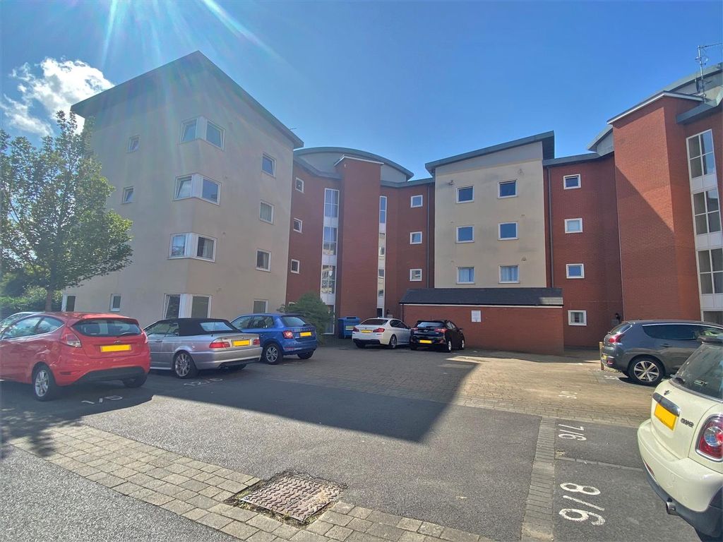 1 bed flat for sale in Suffolk Drive, Gloucester GL1, £125,000