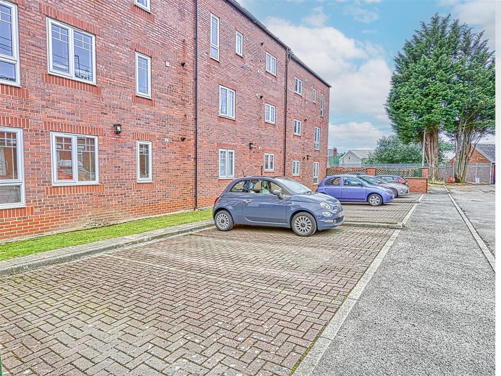 2 bed flat for sale in The Studios, School Board Lane, Brampton, Chesterfield, Derbyshire S40, £137,500