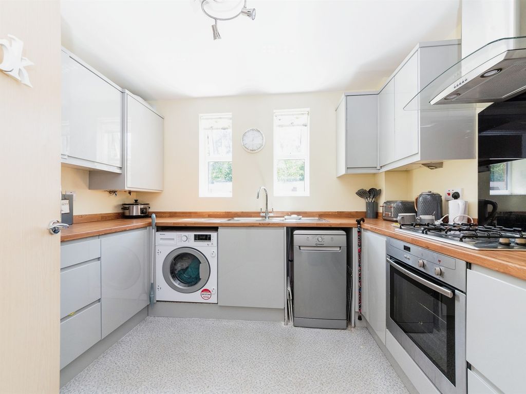2 bed flat for sale in Edna Bowley Court, Market Harborough LE16, £190,000