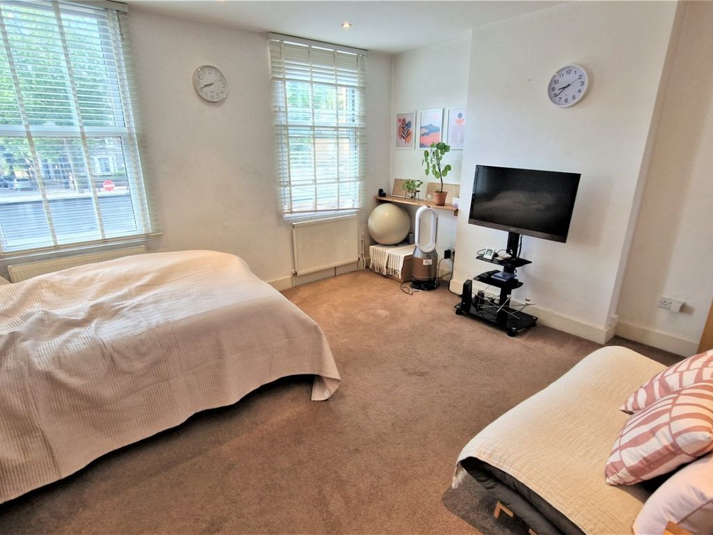 Studio for sale in Chiswick High Road, London W4, £325,000