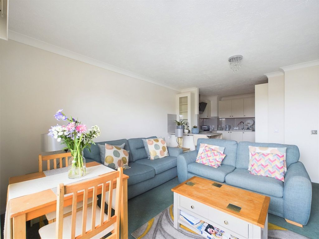 1 bed flat for sale in Burleigh Court, Western Place, Worthing BN11, £160,000