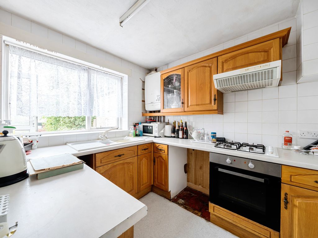 2 bed terraced house for sale in Stoneleigh Road, Carshalton SM5, £300,000