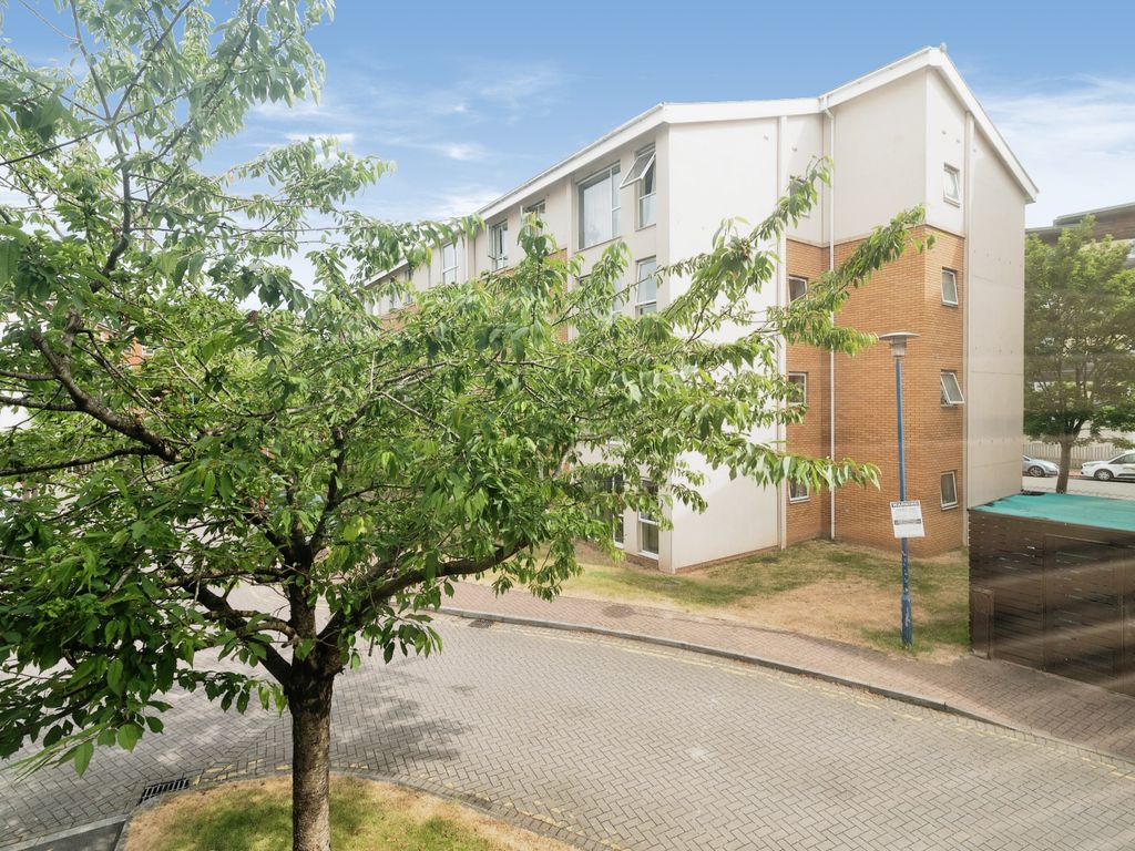 2 bed flat for sale in Reresby Court, Dumballs Road, Cardiff Bay CF10, £140,000