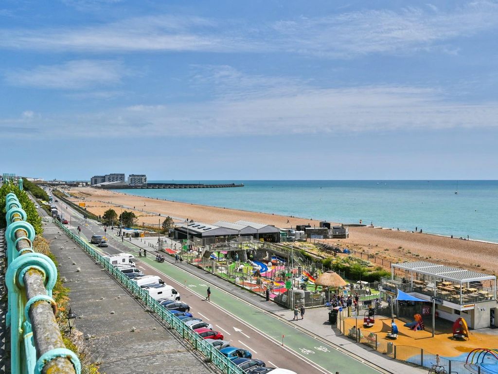 1 bed flat for sale in Marine Square, Brighton BN2, £220,000