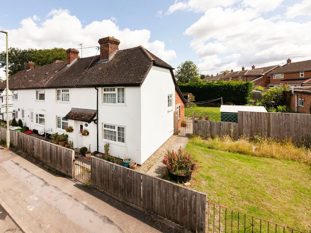 2 bed cottage for sale in Kents Row, Grove OX12, £325,000
