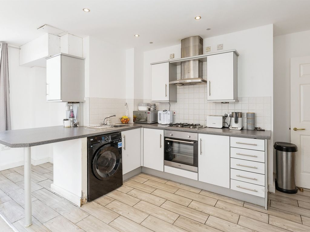 2 bed flat for sale in Main Street, Shirley, Solihull B90, £160,000