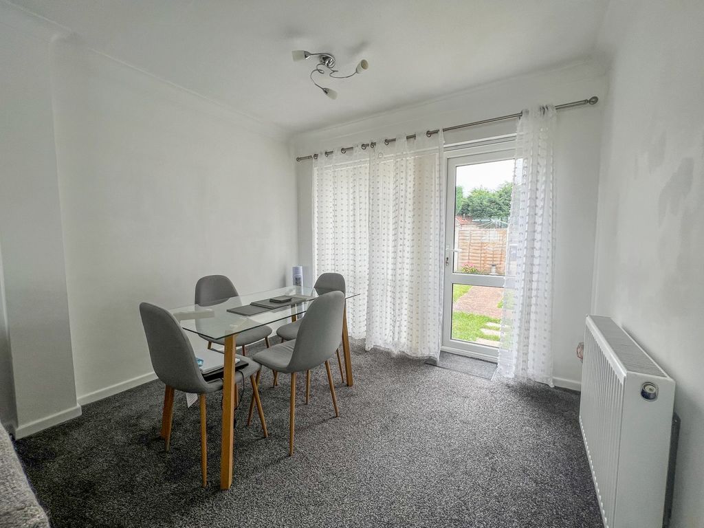 2 bed flat for sale in Holly Court, Southend Road, Hockley SS5, £270,000