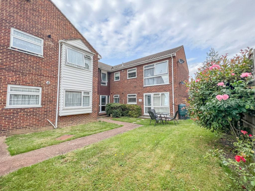 2 bed flat for sale in Holly Court, Southend Road, Hockley SS5, £270,000