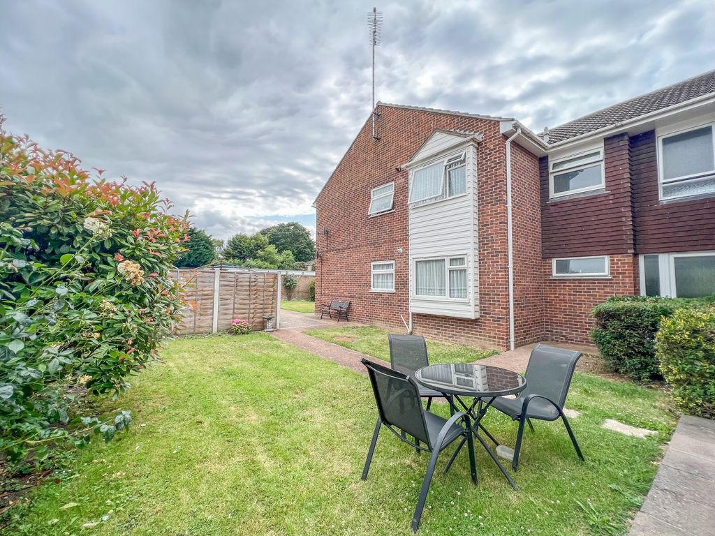 2 bed flat for sale in Holly Court, Southend Road, Hockley SS5, £270,000