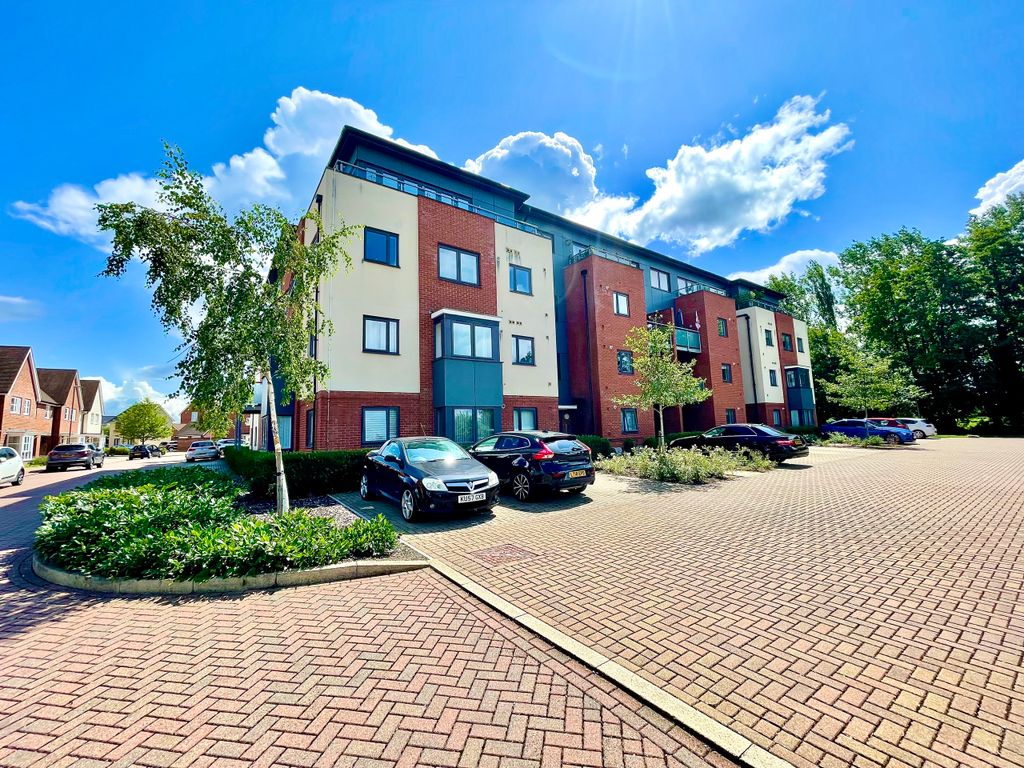 2 bed flat for sale in Provis Wharf, Aylesbury HP20, £260,000