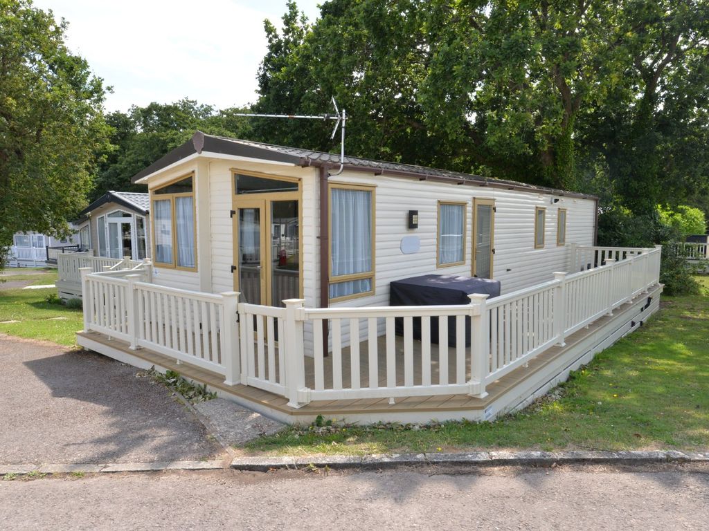 3 bed mobile/park home for sale in Shorefield Road, Downton, Lymington, Hampshire SO41, £35,000
