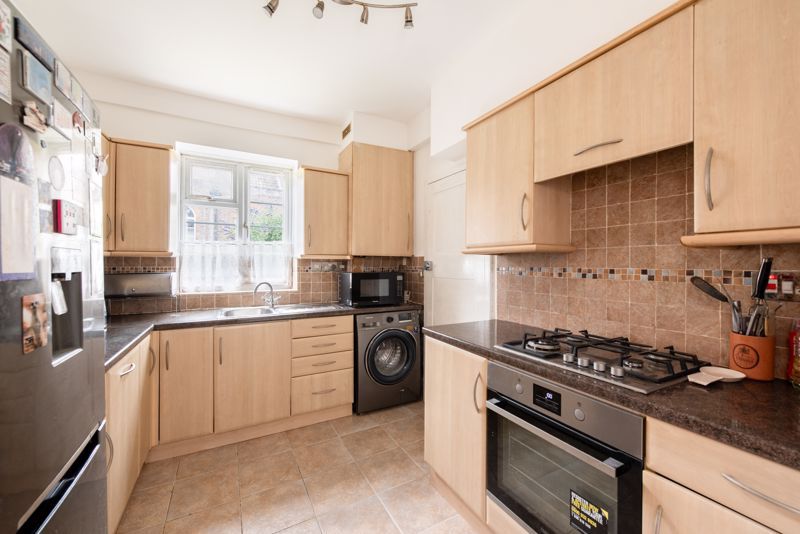 2 bed flat for sale in Manor Court, High Street, London N14, £315,000