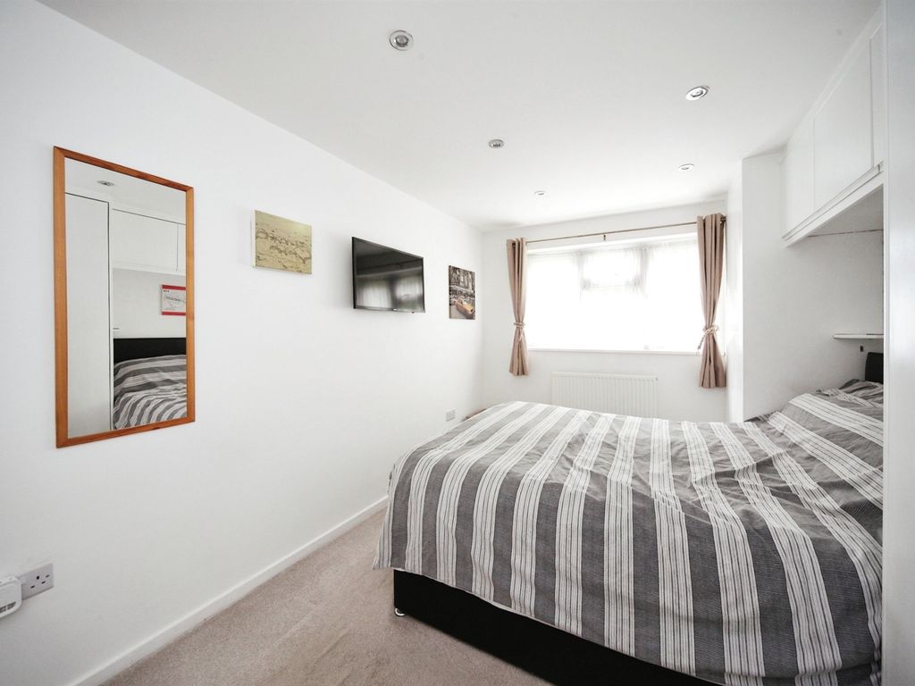 1 bed maisonette for sale in Haddon Road, Luton LU2, £165,000