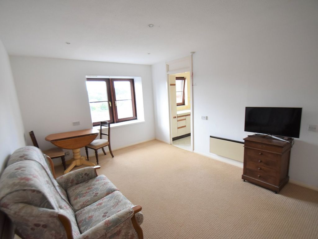 1 bed flat for sale in Town Bridge Court, Chesham HP5, £120,000