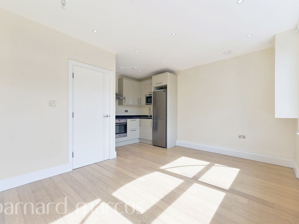 1 bed flat for sale in Barnsbury Lane, Surbiton KT5, £230,000