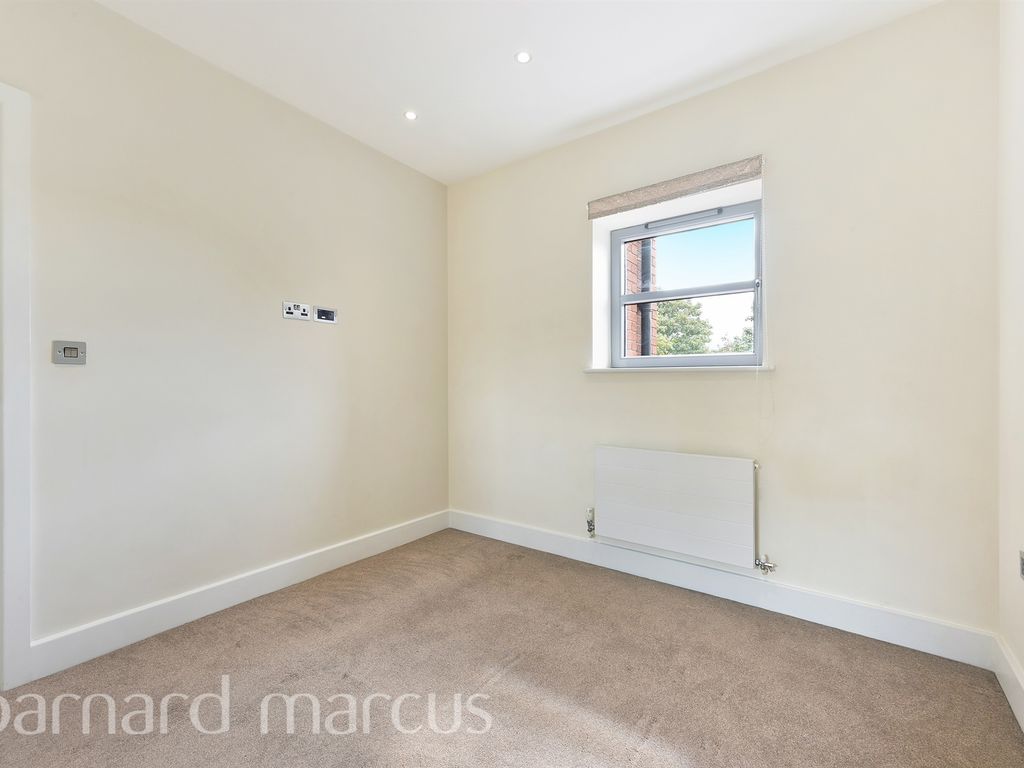 1 bed flat for sale in Barnsbury Lane, Surbiton KT5, £230,000