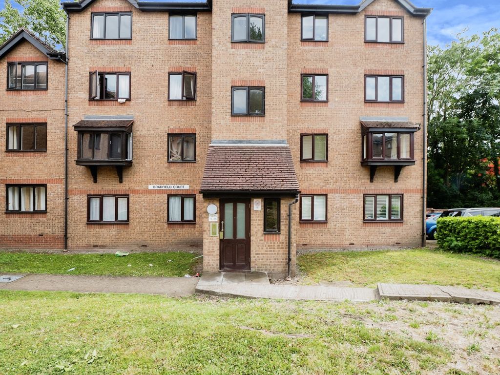 1 bed flat for sale in Linnet Way, Purfleet-On-Thames RM19, £165,000
