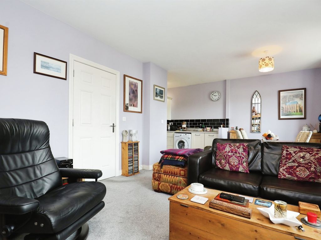 2 bed flat for sale in Hamlet Way, Stratford-Upon-Avon CV37, £195,000