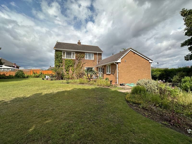 4 bed detached house for sale in Orchard Head Lane, Pontefract WF8, £325,000