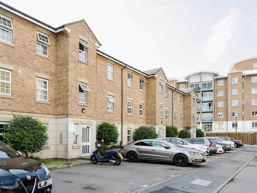2 bed flat for sale in Lion Court, Northampton NN4, £170,000