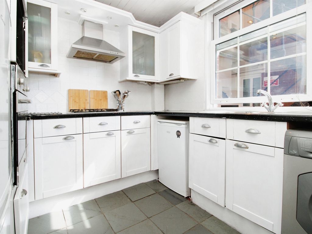 2 bed flat for sale in Westgate Street, Cardiff CF10, £165,000
