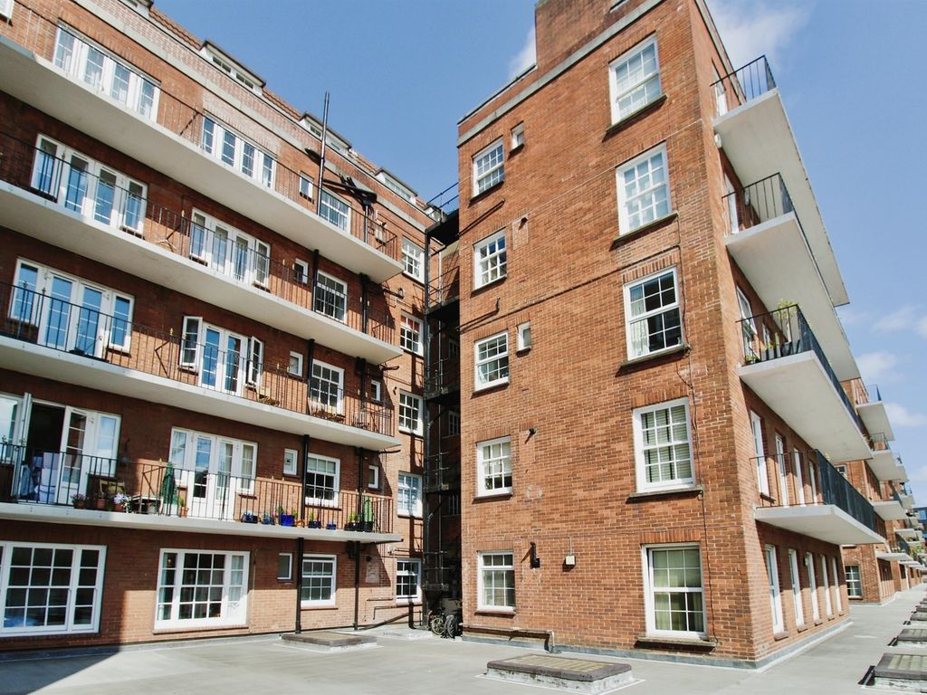 2 bed flat for sale in Westgate Street, Cardiff CF10, £165,000