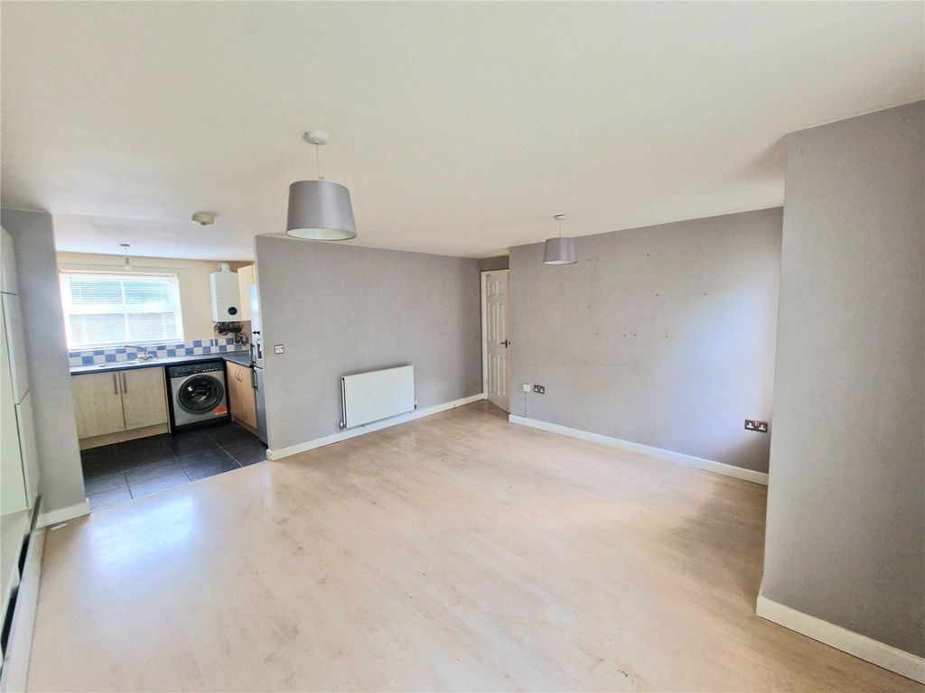 2 bed flat for sale in Brandwood Crescent, Birmingham B30, £135,000