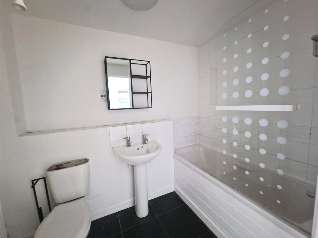 2 bed flat for sale in Brandwood Crescent, Birmingham B30, £135,000