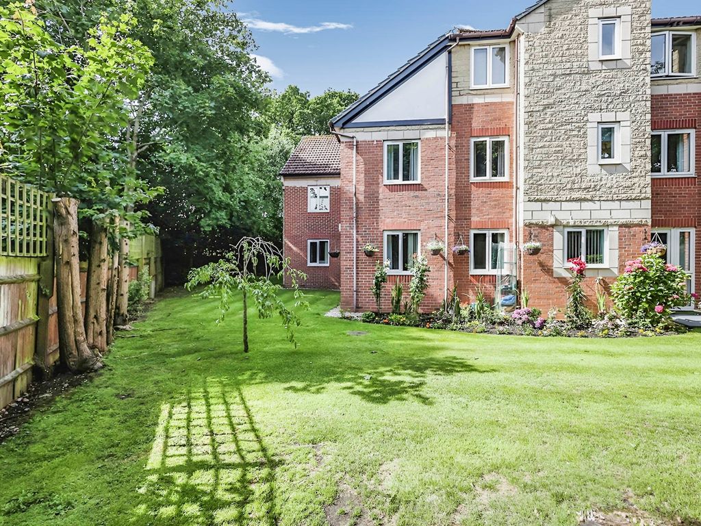 1 bed flat for sale in Old Lode Lane, Solihull B92, £70,000