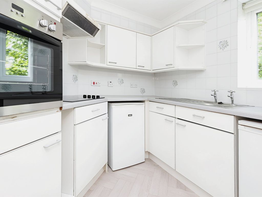 1 bed flat for sale in Old Lode Lane, Solihull B92, £70,000