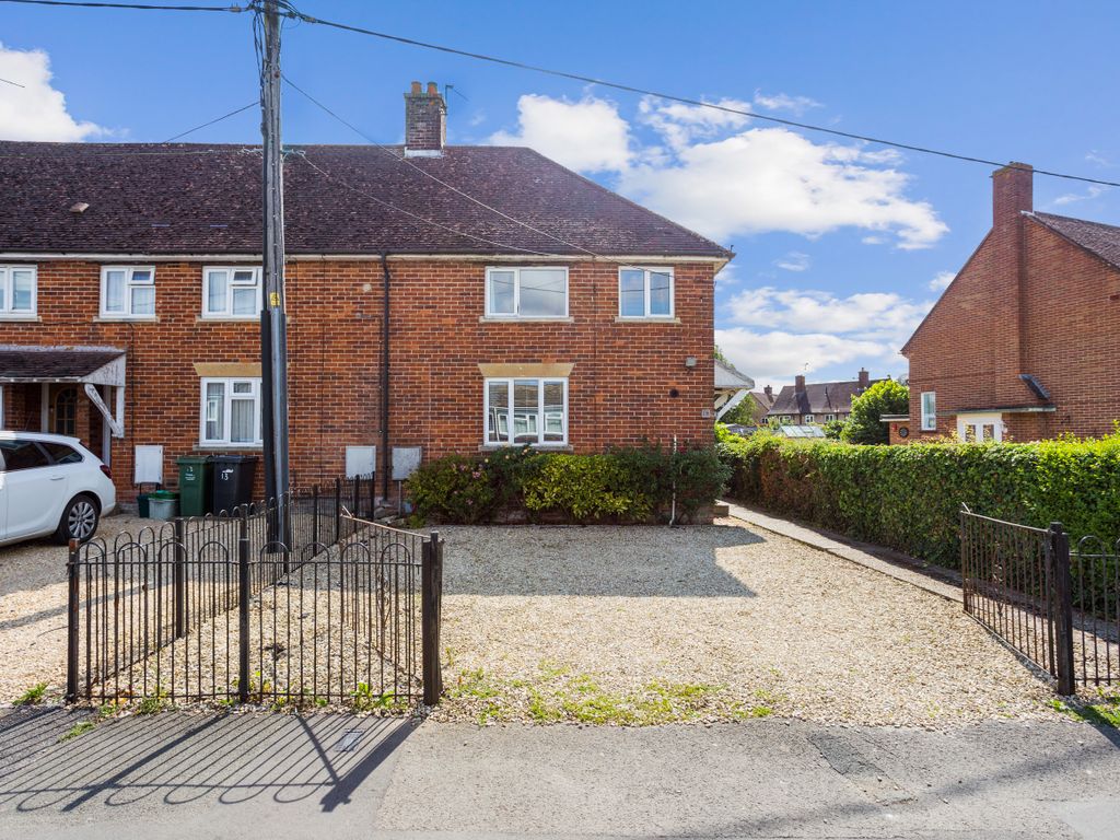 3 bed end terrace house for sale in Priory Avenue, Hungerford RG17, £330,000