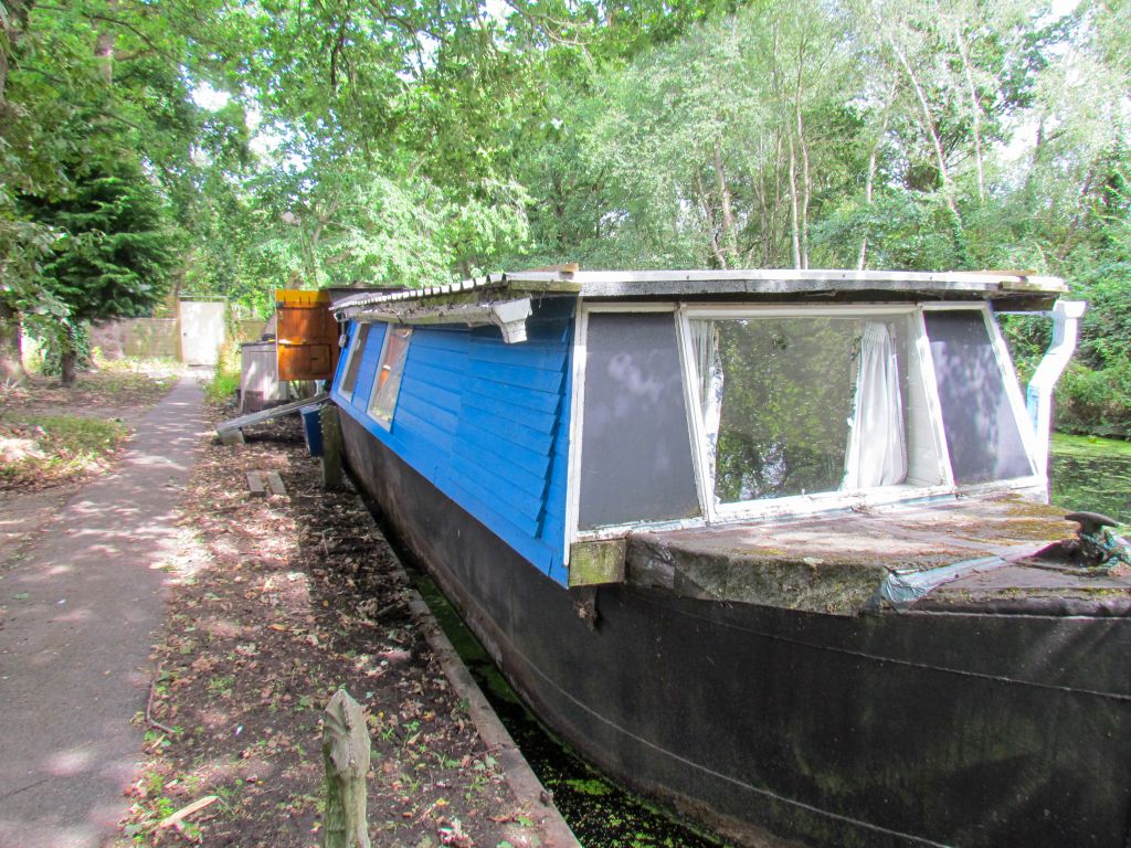 2 bed houseboat for sale in Scotland Bridge Lock, Addlestone KT15, £195,000