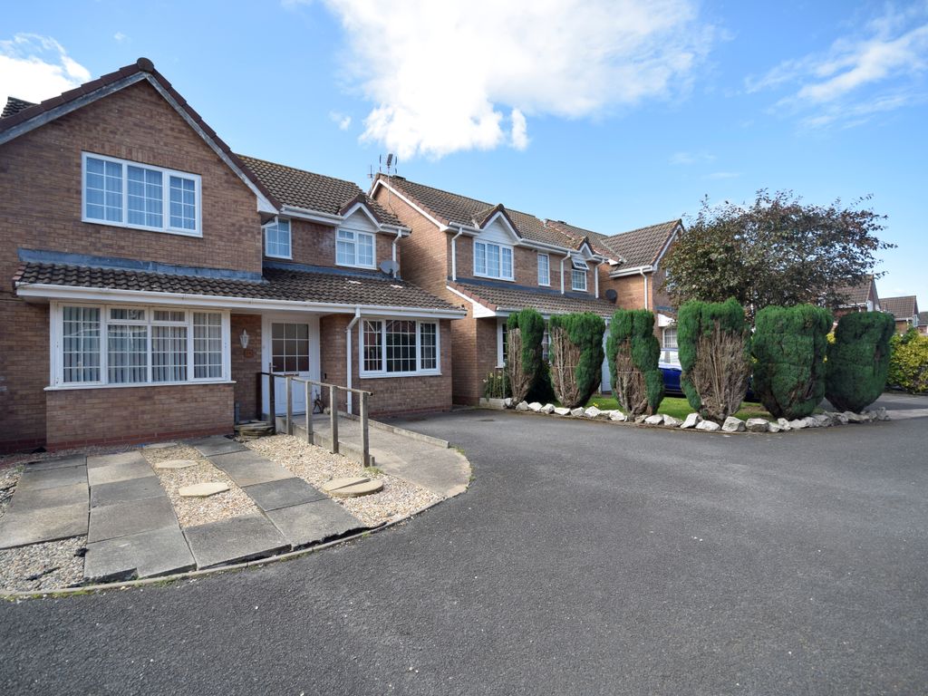 5 bed detached house for sale in Oatfield Close, Whitchurch SY13, £305,000
