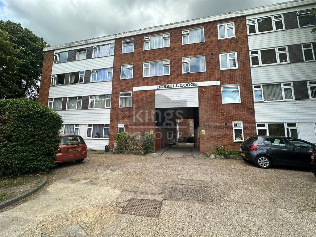 3 bed flat for sale in Endlebury Road, London E4, £325,000