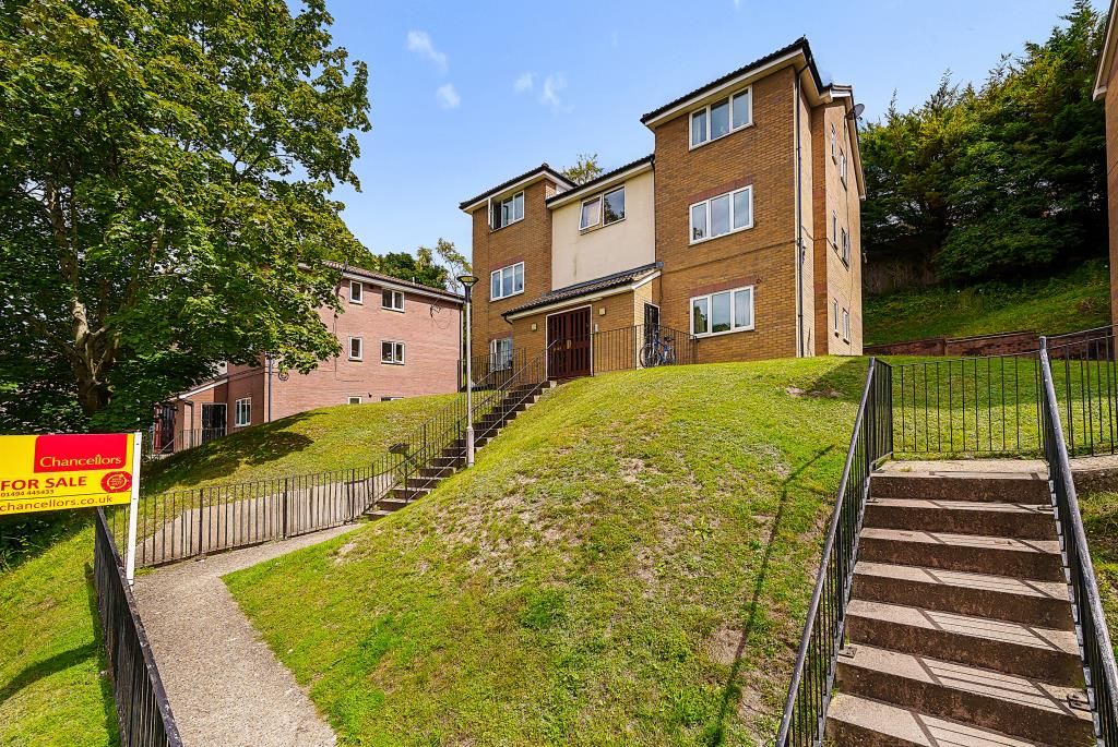 2 bed flat for sale in High Wycombe, Buckinghamshire HP13, £175,000