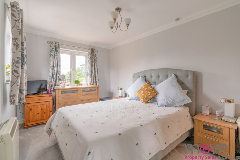 2 bed flat for sale in Talbot Road, Cheltenham GL51, £160,000
