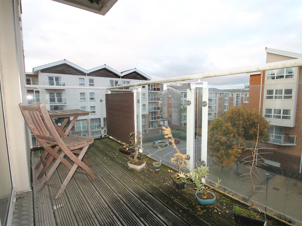 1 bed flat for sale in Penstone Court, Chandlery Way, Cardiff Bay CF10, £160,000