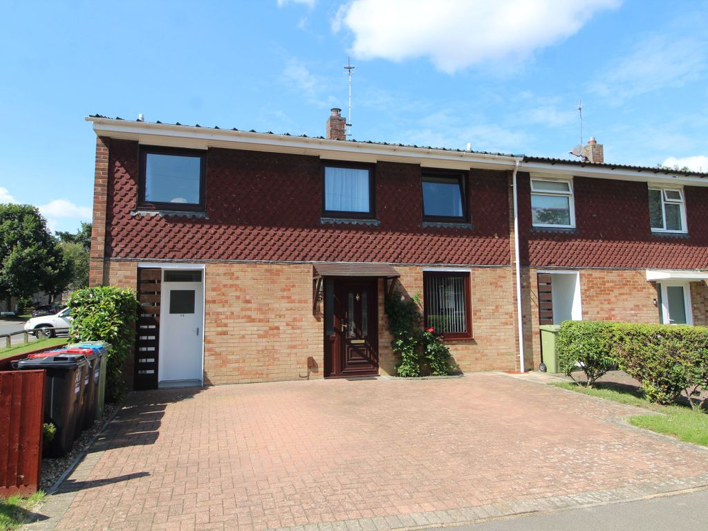 3 bed terraced house for sale in Whitethorns, Newport Pagnell MK16, £315,000