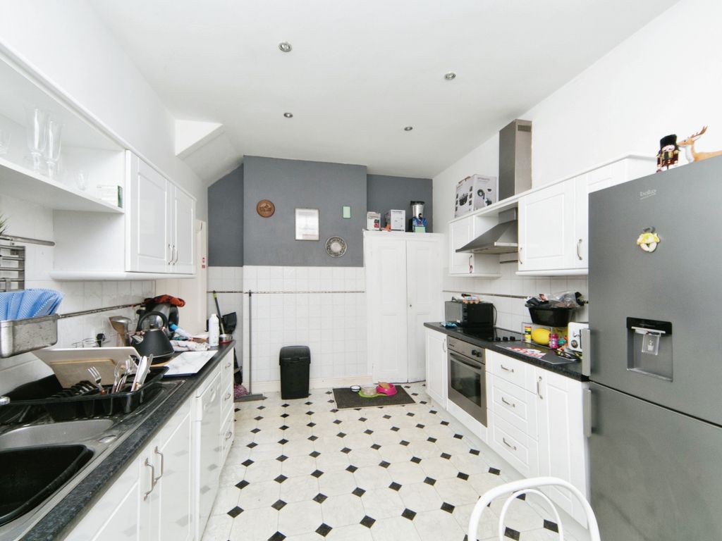 3 bed flat for sale in Mostyn Road, Bae Colwyn, Mostyn Road, Colwyn Bay LL29, £120,000