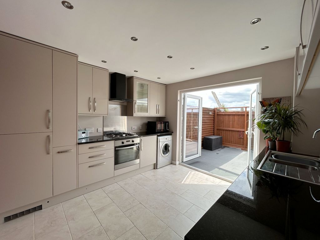 3 bed flat for sale in Mitton Way, Mitton, Tewkesbury GL20, £225,000