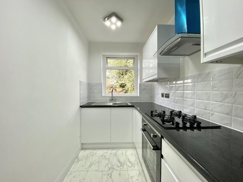 2 bed maisonette for sale in Avon Close, North Hayes UB4, £300,000