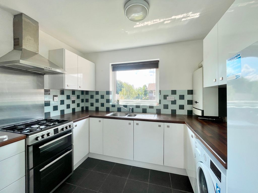 1 bed flat for sale in In The Ray, Maidenhead SL6, £215,000