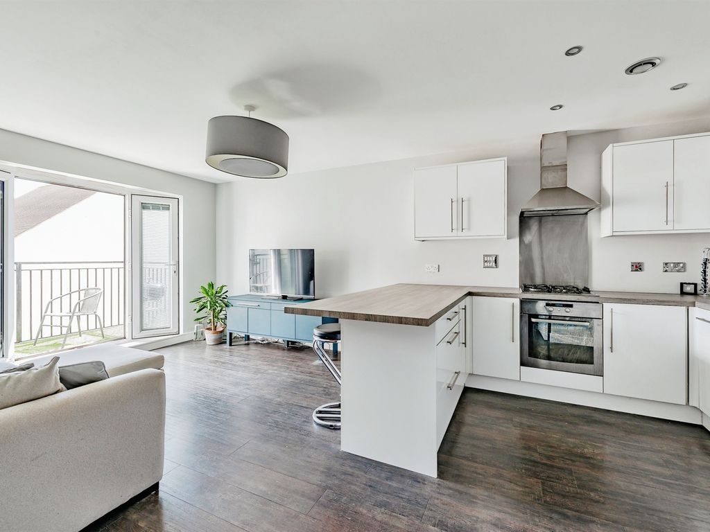 1 bed flat for sale in The Moors, Redhill RH1, £240,000