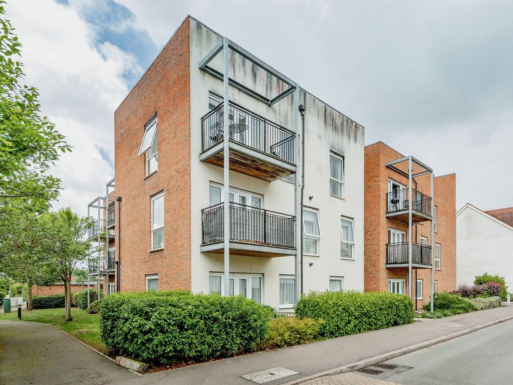 1 bed flat for sale in The Moors, Redhill RH1, £240,000
