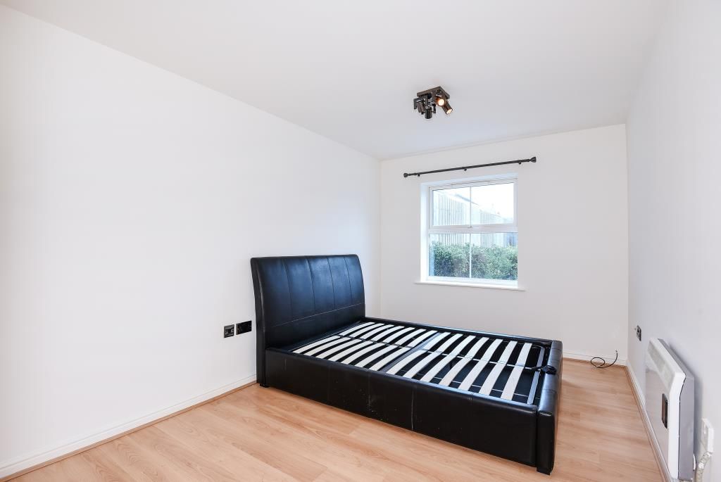 2 bed flat for sale in Maidenhead, Berkshire SL6, £260,000