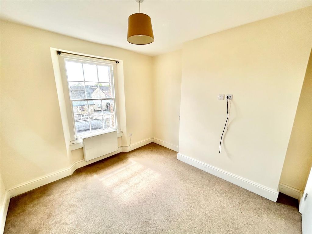 3 bed flat for sale in Market Place, Chippenham SN15, £145,000