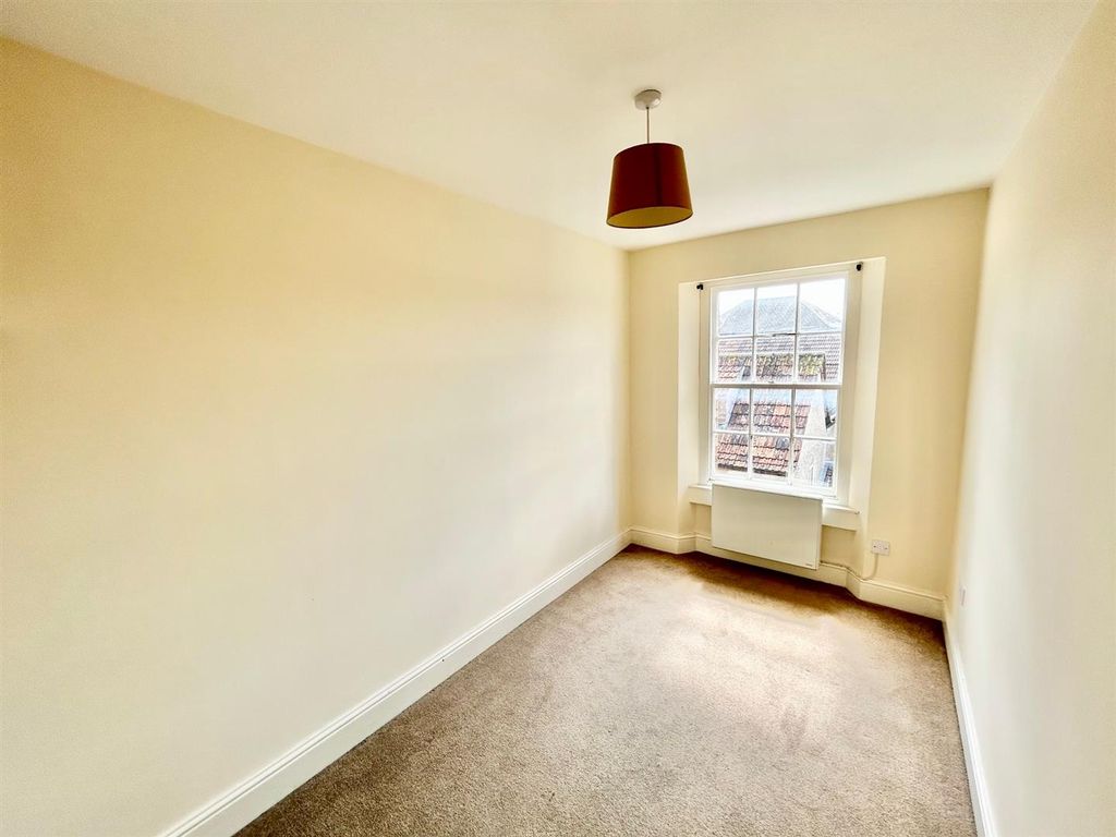 3 bed flat for sale in Market Place, Chippenham SN15, £145,000