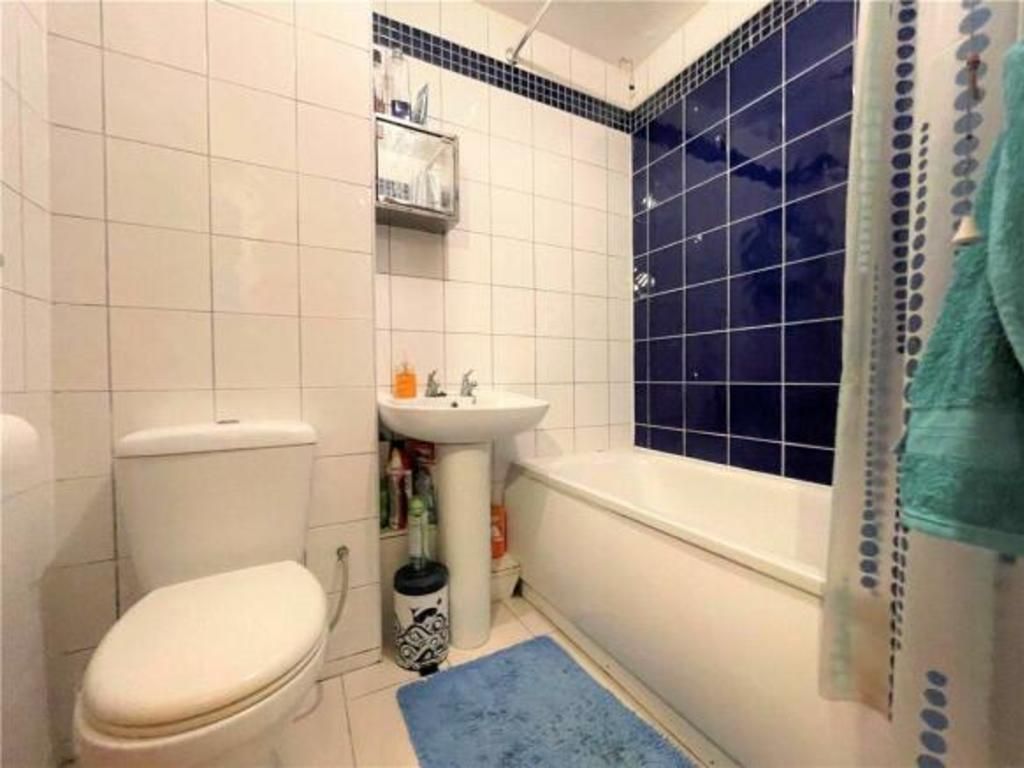 2 bed flat for sale in Marchside Close, Hounslow TW5, £270,000