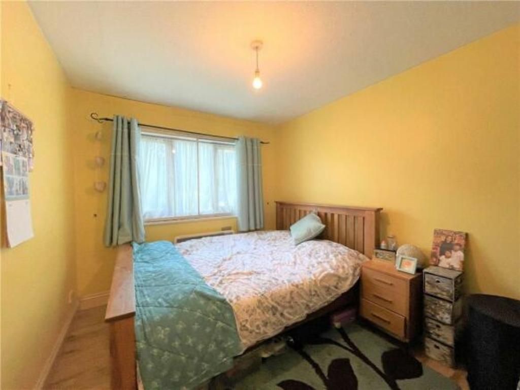 2 bed flat for sale in Marchside Close, Hounslow TW5, £270,000