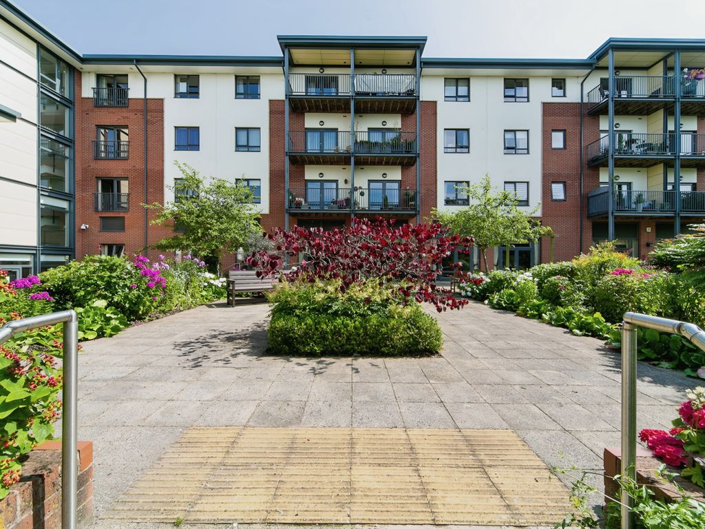 2 bed flat for sale in Abbots Wood, Chester CH2, £165,000